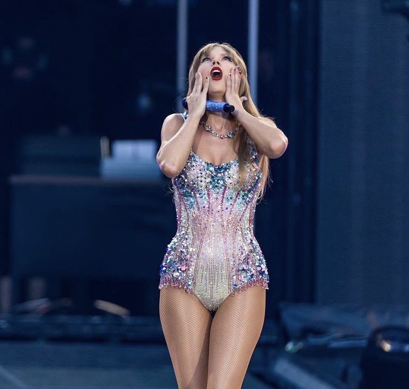tswifterastour's tweet photo. Taylor Swift 💚💛💜❤️💙🖤💖🤍🤎💙 https://t.co/jMV2uR9dZu