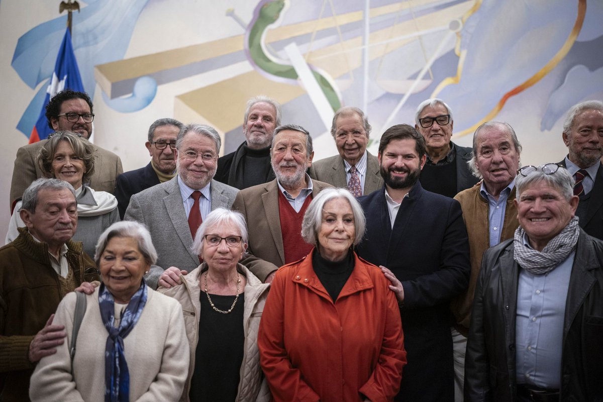GabrielBoric's tweet photo. Este martes participé de la reedición de “Mi 11 de septiembre”, libro que narra las vivencias de 24 periodistas en aquel día. A todas y todos ellos: gracias infinitas por mantener viva la memoria y demostrar que pese al horror, la humanidad y solidaridad prevalecen. https://t.co/5sUyjtWnZx