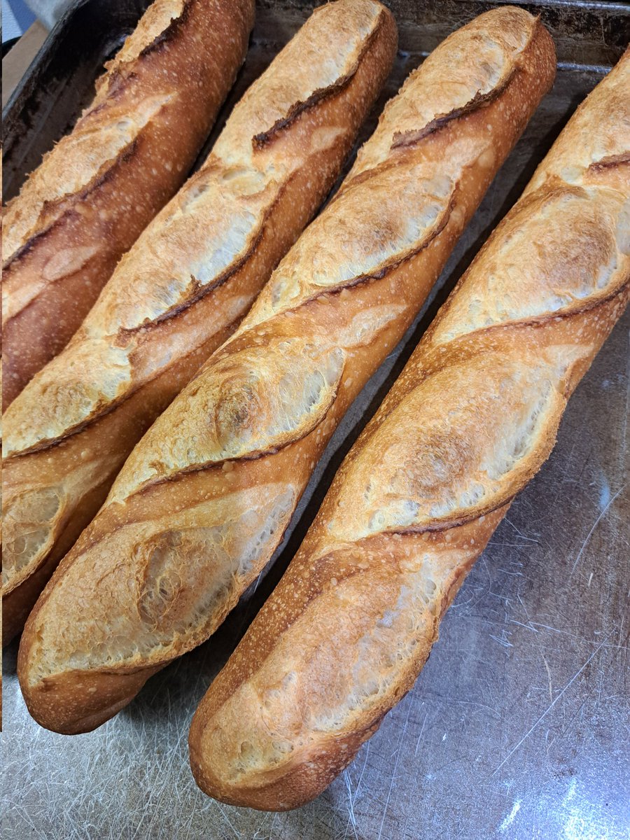 ino1Bakery's tweet photo. バゲットリニューアルしました。
クープが下手くそなのはもう少し改善しないと😅
#ボダパン
#今日のパン https://t.co/9BX16AJxST