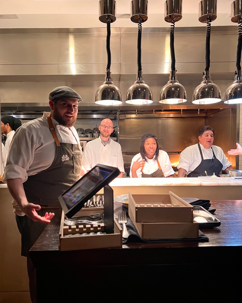 fiorerossophl's tweet photo. the heart of fiore rosso is here in the kitchen with this crew! 

𝘴𝘸𝘪𝘱𝘦 𝘵𝘰 𝘴𝘦𝘦 𝘵𝘩𝘦 𝘢𝘤𝘵𝘪𝘰𝘯 🤣
•
•
•
#FioreRosso https://t.co/cHuHorj2KQ