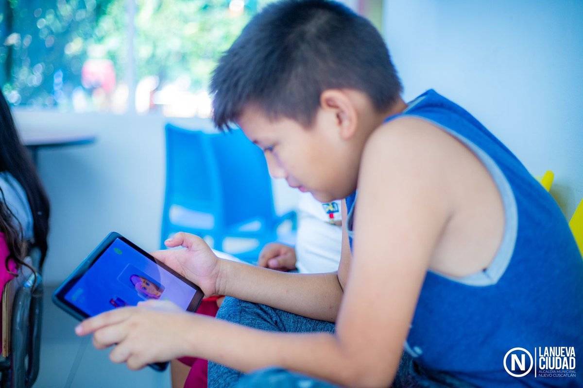 NuevasIdeasLLE's tweet photo. La tecnología de @aiteachu_sv ha revolucionado la forma en que nuestros estudiantes aprenden inglés con juegos  interactivos y ejercicios personalizados que hacen que el proceso de aprendizaje sea más rápido. 🌟📚 https://t.co/Htx5clCzOS