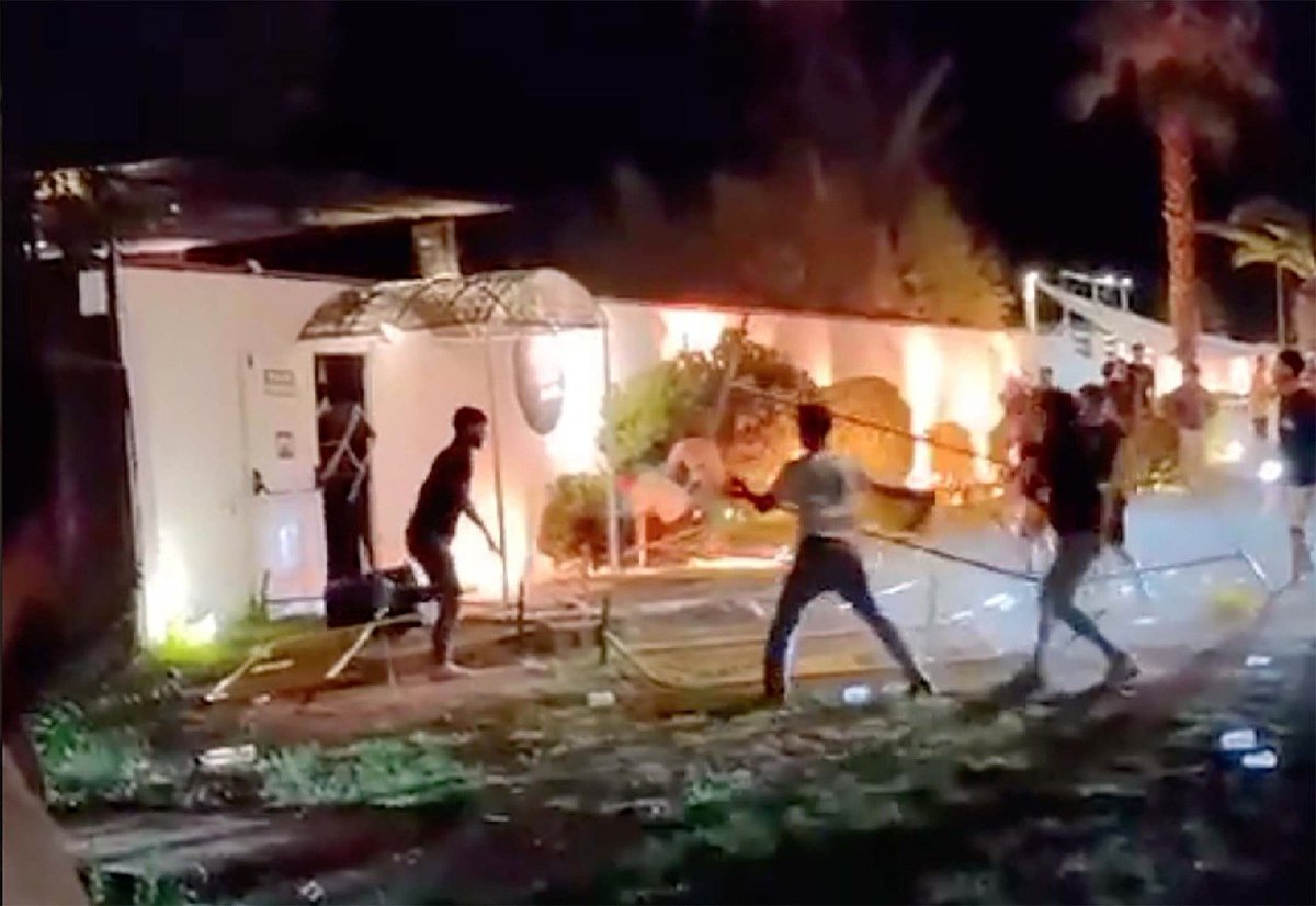 herqles_es's tweet photo. 🇪🇦 | En las últimas 72 horas en España:

4 magrebíes investigados y uno detenido, de origen marroquí, en Puertollano por violar grupalmente a una chica en una discoteca.

Un marroquí detenido en Ibiza por abusar e intentar secuestrar a una niña de dos años.

Detenidos 4 magrebíes por agresión en una discoteca en Calella de Palafrugell, Gerona. 

Tres argelinos detenidos por robar y violar a una joven de 19 años en Alicante.

Detenido un marfileño por intentar secuestrar a un niño de apenas 8 años en Vicálvaro, Madrid.

Tres inmigrantes de origen africano buscados por la policía francesa detenidos en Murcia por secuestro. 

7 albaneses detenidos en Teruel por agresiones con arma blanca.

5 albaneses detenidos en Calpe por narcotráfico.

Un senegalés detenido y enviado a prisión por dar una brutal paliza a varias personas en Magaluf.

Un argelino detenido por robo con violencia en Orihuela.

Un árabe detenido en Ceuta por amenazas contra varios miembros de VOX en la localidad.

Un marroquí detenido por robar 13 casas y 6 vehículos en Murcia.

Un ecuatoriano detenido en Mallorca por apuñalar a la actual pareja de su exmujer.

Un dominicano agrede a dos mozos de escuadra en Gerona cuando le trataban de detener por agredir a su ex.

Dos extranjeros detenidos por atracar una tienda en Palma y apuñalar al dependiente.

Y estos son sólo los casos más destacados, hay muchos más. Disfruten lo votado.