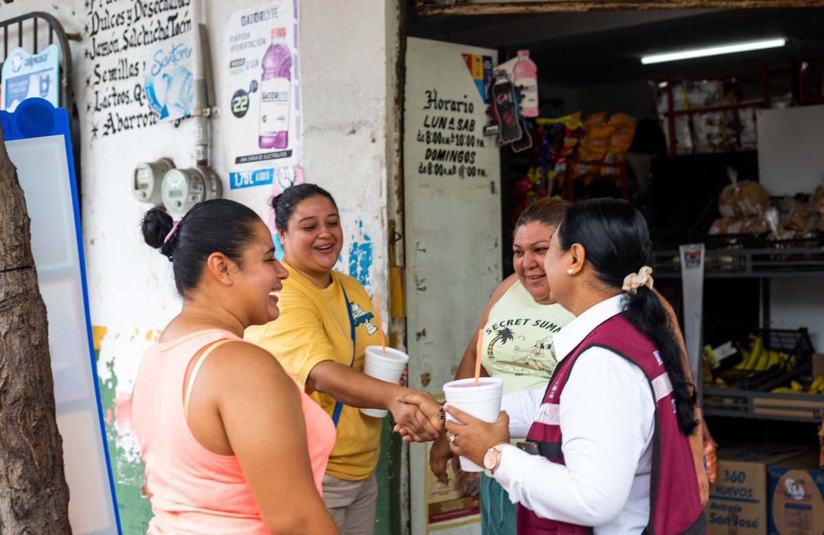 GriseldaMtzMtz's tweet photo. Felices por la #EntregaDeObra con #CAPDAM en la colonia La Pedregosa para benéfico de más de 2 mil familias de la zona; una obra más de modernización de líneas de agua potable. #PorAmorAManzanillo https://t.co/2KhetFZzap