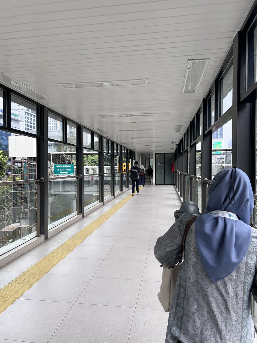 efenerr's tweet photo. pak @PT_Transjakarta ini halte baru Gatot Subroto LIPI dikasih stall Kopi Tuku bakalan rame lhoo.

pengguna halte ini ada pegawai Mandiri, BKPM, DJP, Telkom, BRIN, BPJS. https://t.co/0DyKv84UOr