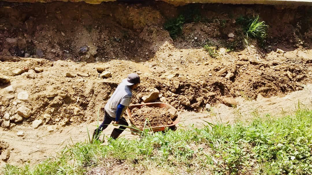 Si pensaban que ya nos habíamos detenido, pues les cuesto que ahora es que queda trabajo por hacer; seguimos limpiando el canal ubicado frente al Seguro Social de Morón. El abandono y la desidia serán ejemplo del pasado ¡Cosas buenas están sucediendo! ✊🏻➕🚧

<a href="/NicolasMaduro/">Nicolás Maduro</a>