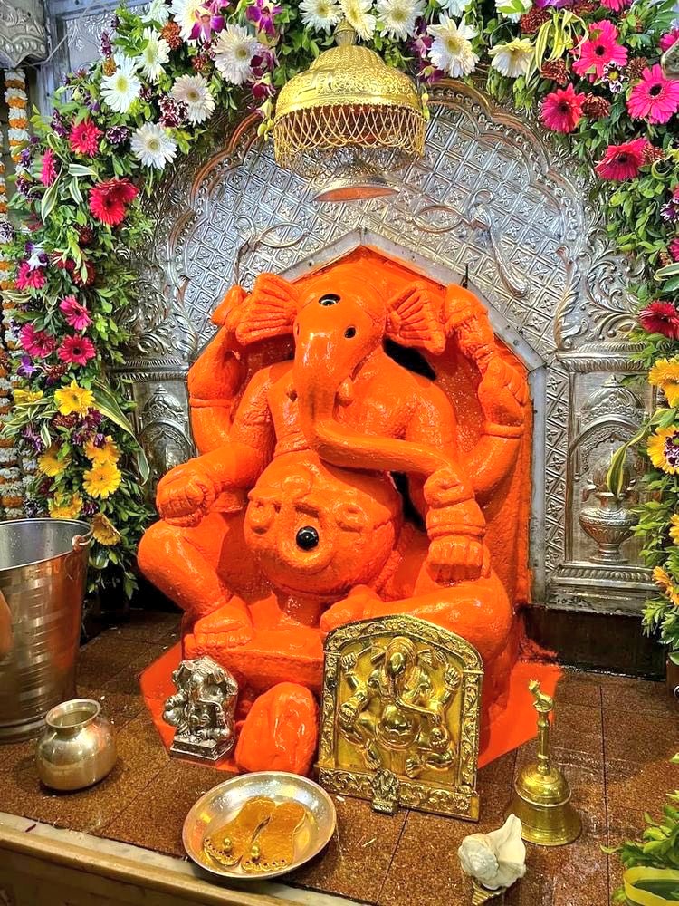 sisodiya_143's tweet photo. ‼️💖कोई किसी की बातों से खेलता है💖‼️
‼️💖कोई किसी के जज़्बातों से खेलता है💖‼️
‼️💖हम तो नसीब के मारे है साहब💖‼️
‼️💖लोग हमारे हालातों से खेलतें है💖‼️
‼️💖#ॐ_गं_गणपतये_नम💖‼️ 
‼️💖#जय_श्री_गणेशाय_नमः💖‼️
‼️💖#जय_श्री_लक्ष्मी_गणेशाय_नमः💖‼️
‼️💖#सब_पर_गजाननः_कृपा_बनी_रहे💖‼️ https://t.co/dpUrXIp7tL