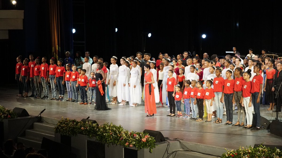 El Teatro Heredia de #SantiagodeCuba acogió una emocionante gala artística en saludo al 70 aniversario del 26 de Julio.

El arte, la identidad cultural y el patriotismo de las y los santiagueros protagonizaron la festividad.

#70Moncada #ConTodosLaVictoria