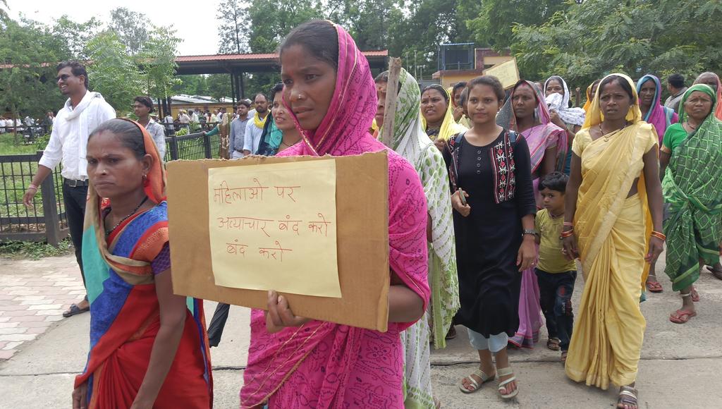 मणिपुर में दो #कुकी आदिवासी समुदाय की युवतियों को नग्न अवस्था में घुमाए जाने के विरोध में तथा आदिवासियों युवतियों के साथ छेड़छाड़, अन्याय अत्याचार के खिलाफ #पैदल_मार्च  एवं विरोध प्रदर्शन के साथ बैतूल जिला कलेक्टर कार्यालय में महामहिम राष्ट्रपति के नाम ज्ञापन...
#ManipurVoilence