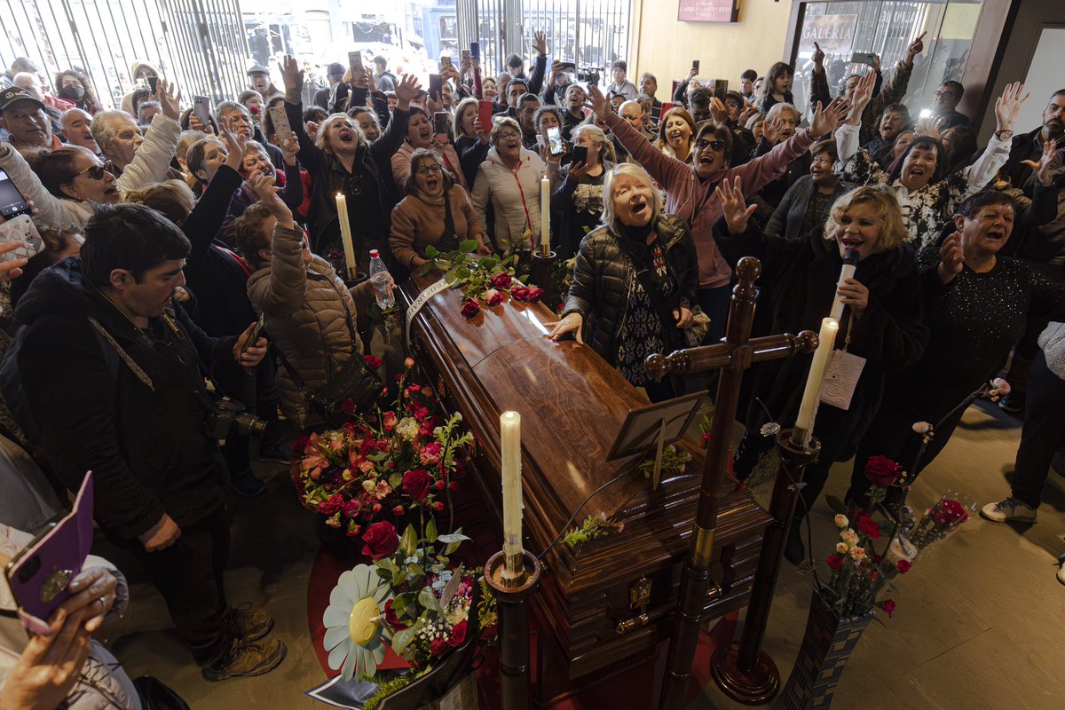 javier_vergarap's tweet photo. Adios Cecilia!
Hoy en el Teatro Caupolican.
Mañana funeral.
Fotos: Javier Vergara
#cecilia #laincomparable https://t.co/OVCI9747uu