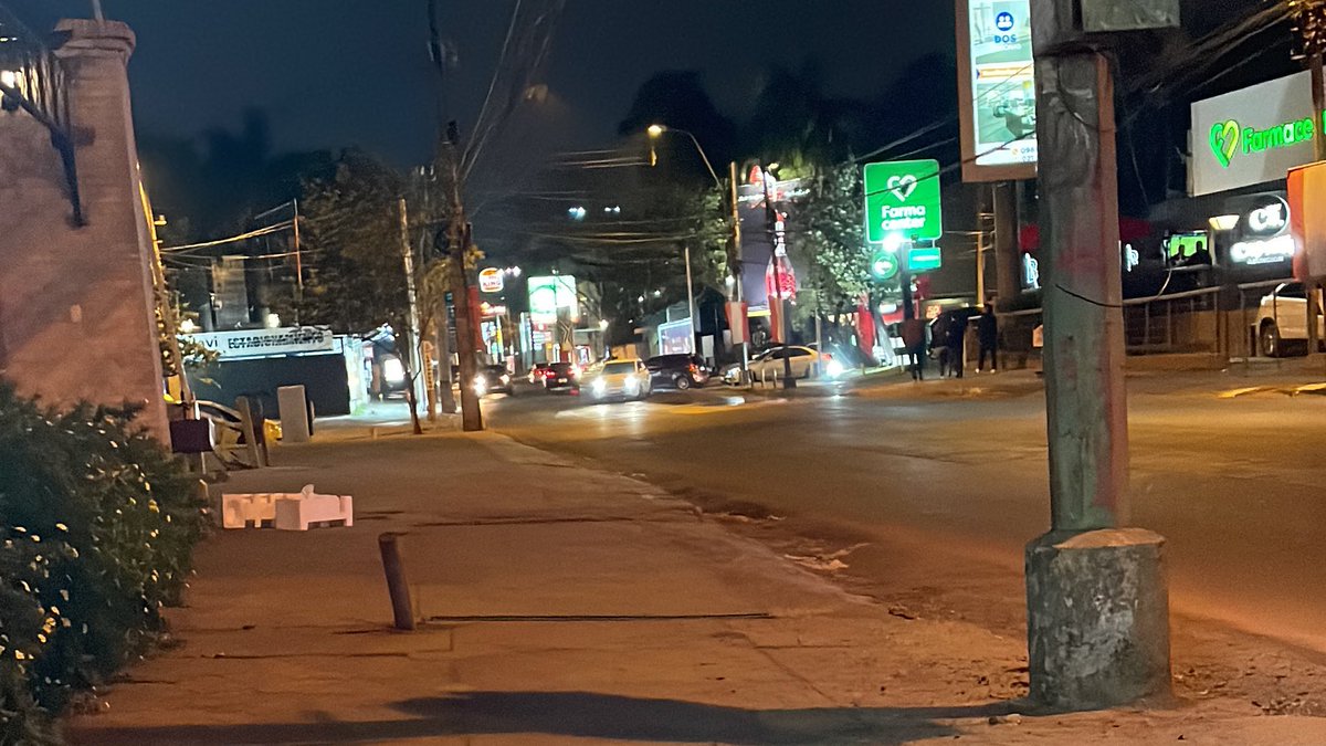 diegovbazan's tweet photo. 20:30 hs sobre España y Malutín, en la zona “TOP” y ya no hay buses, ni uno en más de media hora, miles de trabajadores saliendo de sus trabajos o estudiantes de sus universidades y moviéndose en bolt o Uber, gastando más dinero del que no tenemos, es una vergüenza esta ciudad. https://t.co/q4X2mOFBed