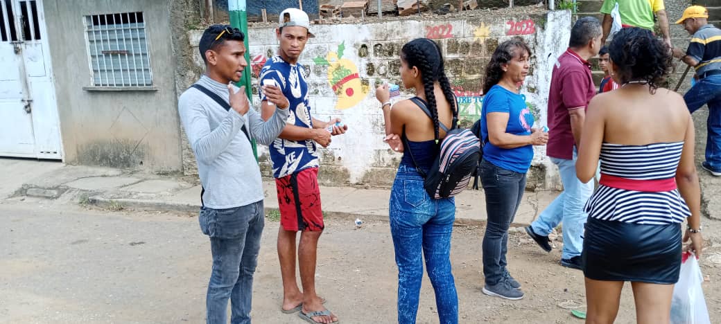 unidadguarico's tweet photo. Unidos y Organizados por la Primaria🇻🇪

Recorrido #CasaxCasa en el Sector Popular "San Rosa" de San Juan de los Morros #Guárico , llevando un mensaje de UNIDAD y motivando a la participación en la Primaria del #22Oct 

Estamos #OrganizadosxLaPrimaria https://t.co/Vxf0OZZT9h