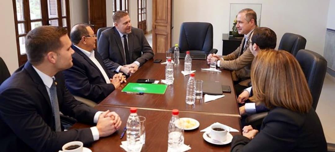 EddieJara1's tweet photo. En la reunión de "paso de mando", iniciamos oficialmente la fase 1 del Proyecto que denominamos:  
"Petropar beneficia el bolsillo del pueblo nuevamente". 🙌
Parafraseando al Sr. Presidente @SantiPenap ...no nos permitiremos fallar! 💪 https://t.co/enN70ioQPL