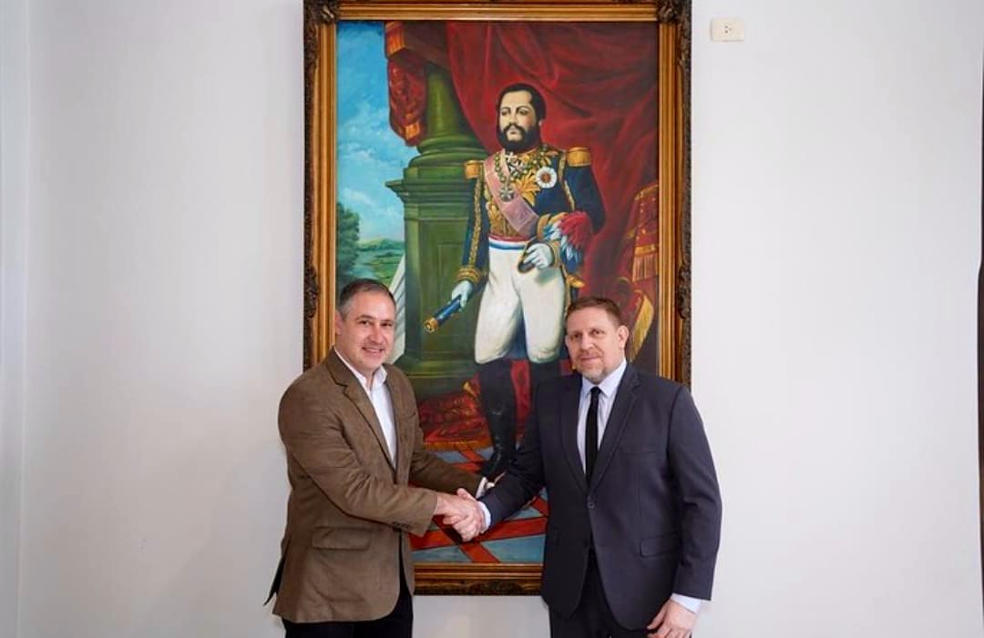 EddieJara1's tweet photo. En la reunión de "paso de mando", iniciamos oficialmente la fase 1 del Proyecto que denominamos:  
"Petropar beneficia el bolsillo del pueblo nuevamente". 🙌
Parafraseando al Sr. Presidente @SantiPenap ...no nos permitiremos fallar! 💪 https://t.co/enN70ioQPL