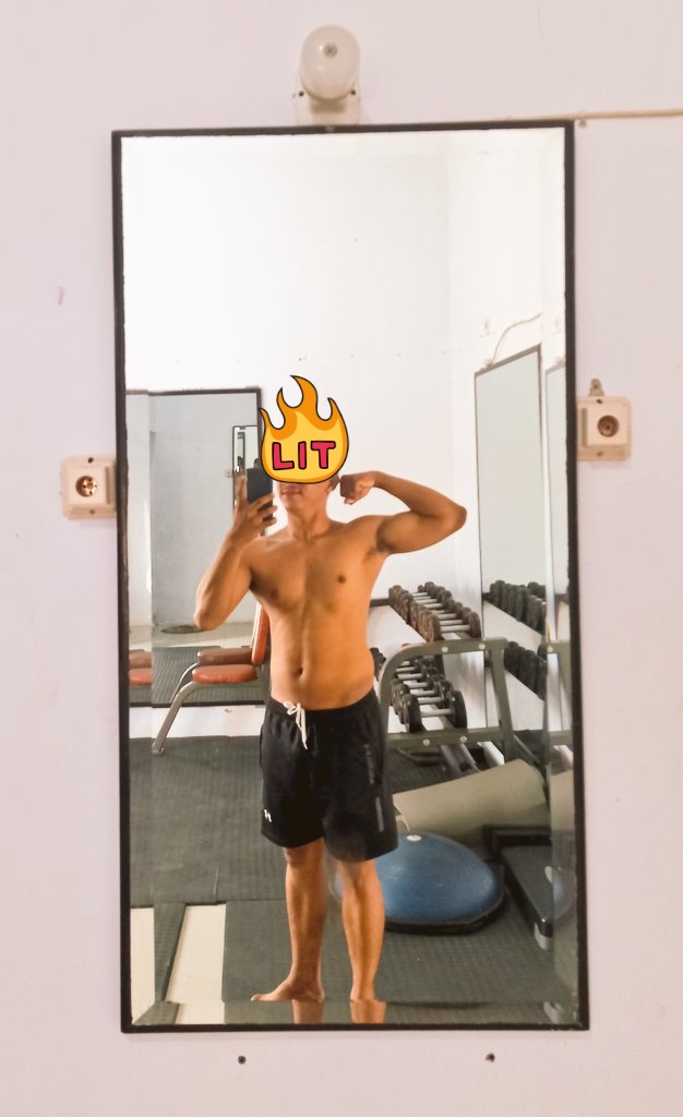 iyad250498's tweet photo. Gak kerasa BB dah 72kg aja🤣 gimana gak 72,orang kerjaannya makan tidur makan tidur terus. https://t.co/8NQyA7nDsc