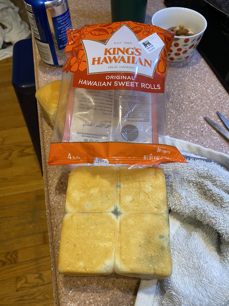 Plisken2112's tweet photo. Thanks @FoodLion and @KingsHawaiian for providing moldy bread, really helps my family save money! 2 packs of 4 purchased on 7/24, dated 7/26 by the store, opened 7/25 and both inedible. #moldybread #dobetter #wasteofmoney #capecharlesfoodlion
#freepenicillan https://t.co/jIBDwbM68O