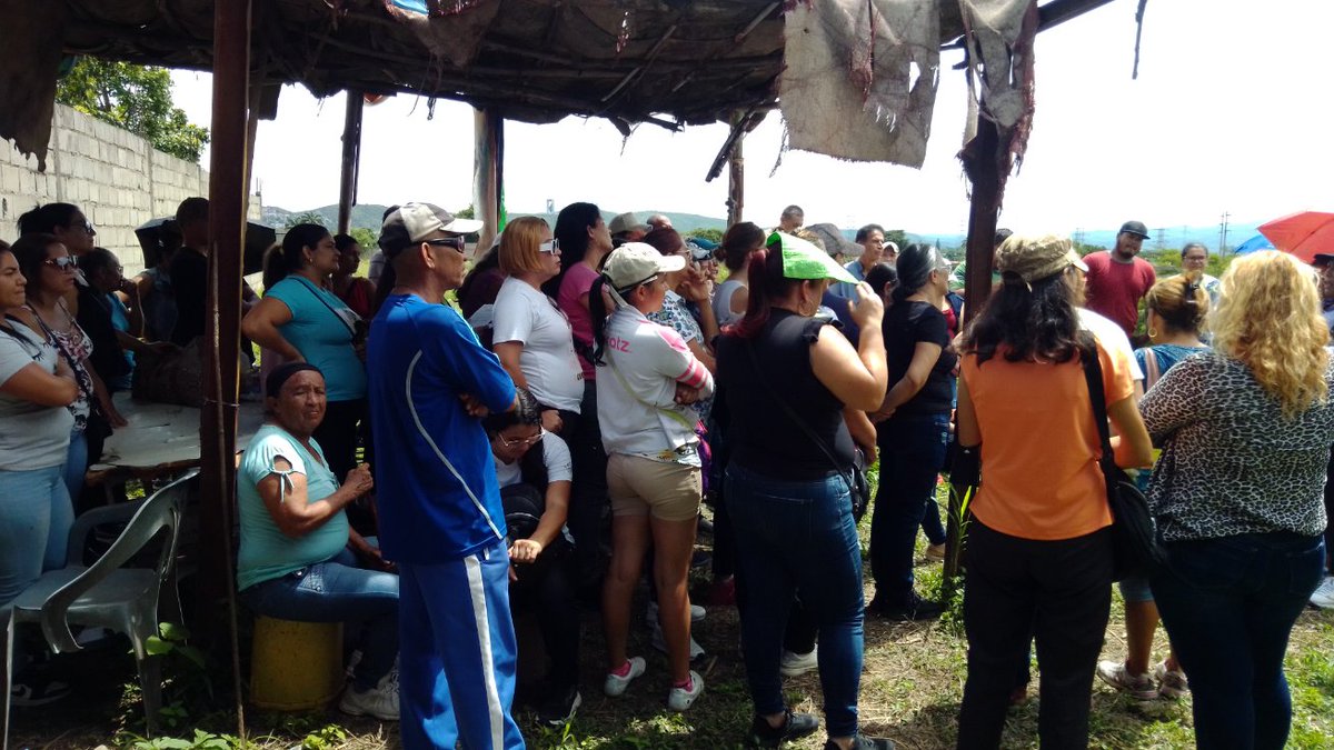 Jennitorresp's tweet photo. En asamblea permanente El viviendo Patria Bolivariana. Parroquia Cabudare Municipio Palavecino Estado Lara cumpliendo instrucciones @NicolasMaduro @ConElMazoDando  @PatriaViviendo @PartidoPSUV aquí hay un pueblo construyendo patria. Viva  Chávez🇻🇪 https://t.co/GTF6V8iUMP