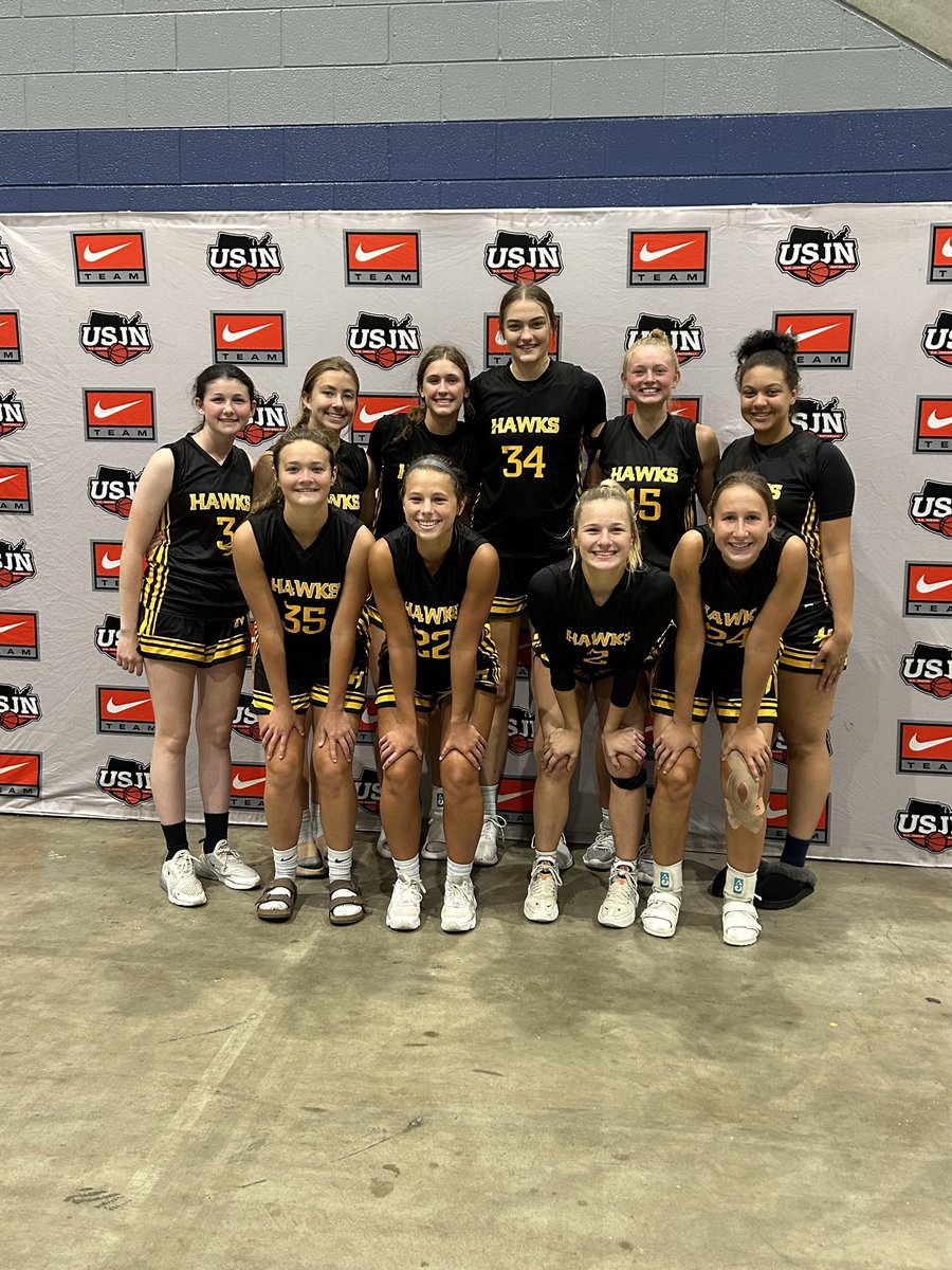 Soph_Hoffmann5's tweet photo. What a great experience I had this year getting to play with the 17u &amp; 16u SI Hawks teams! Loved playing with both teams and will miss the 17u girls 🤍 Already looking forward to next season! 🏀🖤💛 #sihawks #wbball https://t.co/iX6DeQbjWl