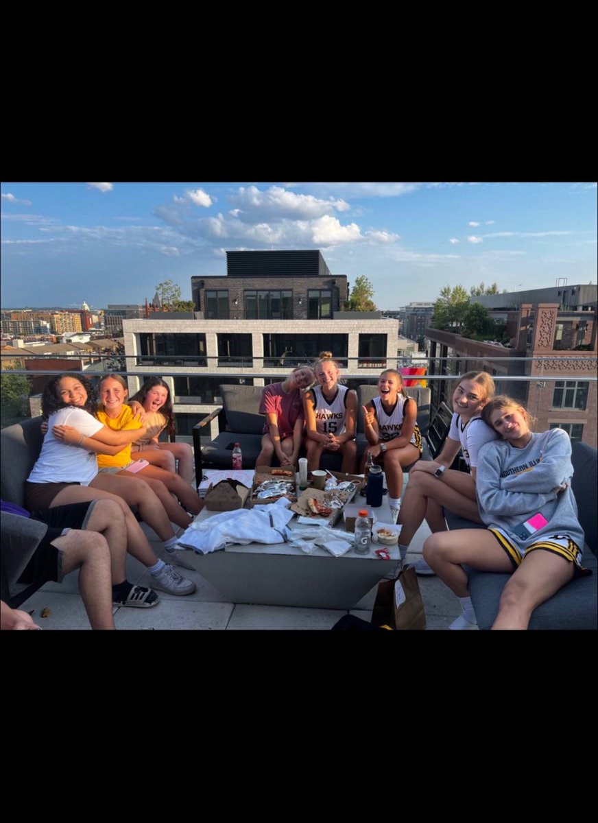 Soph_Hoffmann5's tweet photo. What a great experience I had this year getting to play with the 17u &amp; 16u SI Hawks teams! Loved playing with both teams and will miss the 17u girls 🤍 Already looking forward to next season! 🏀🖤💛 #sihawks #wbball https://t.co/iX6DeQbjWl
