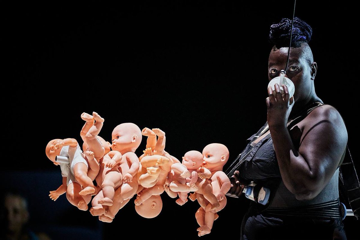 herqles_es's tweet image. 🇫🇷 | Racismo contra los blancos en el festival de Avignon: La obra «Carta negra llamada deseo» ofrece una puesta en escena racista con bebés blancos trinchados en un palo por personas de raza negra.

Si esta obra tuviera a varios actores blancos trinchando con un palo a bebés de…