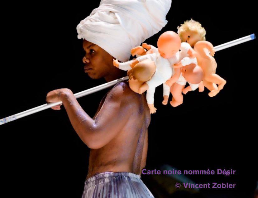 herqles_es's tweet image. 🇫🇷 | Racismo contra los blancos en el festival de Avignon: La obra «Carta negra llamada deseo» ofrece una puesta en escena racista con bebés blancos trinchados en un palo por personas de raza negra.

Si esta obra tuviera a varios actores blancos trinchando con un palo a bebés de…