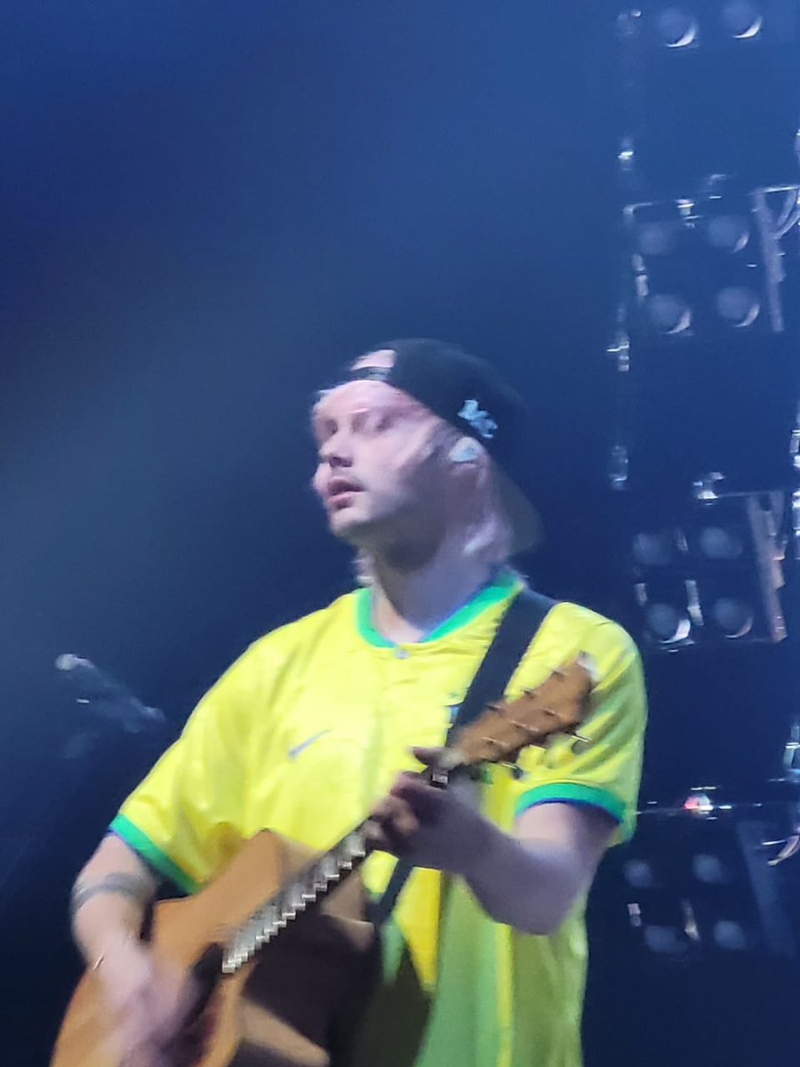 5SOSBrazil's tweet photo. Michael Clifford com a camisa do Brasil no Brasil. Esse é o tweet 🇧🇷 #The5SOSShowSaoPaulo (via: 5SOS Brasil/@cosgroveados) https://t.co/1t058ZhMVv