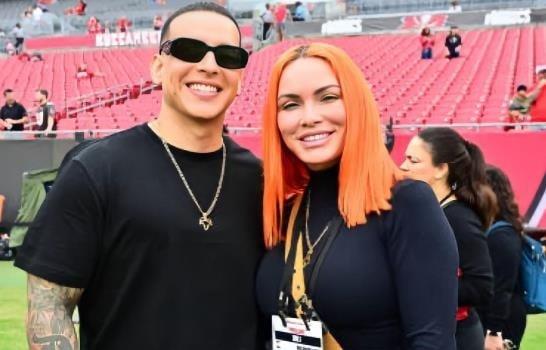 Todxs chillando que ya no creen en el amor por lo de Rauw y Rosalía, y no saben que DADDY YANKEE lleva 28 años ininterrumpidos con Mireddys González. GOAT.