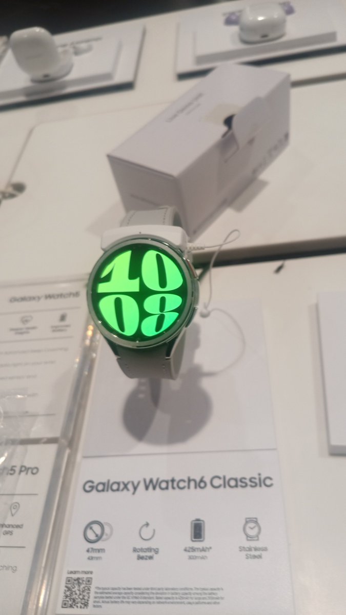 ToronPro's tweet image. What have we here at Samsung Store in Canada? #GalaxyWatch6classic #GalaxyWatch6 #samsungWatch 

@UniverseIce