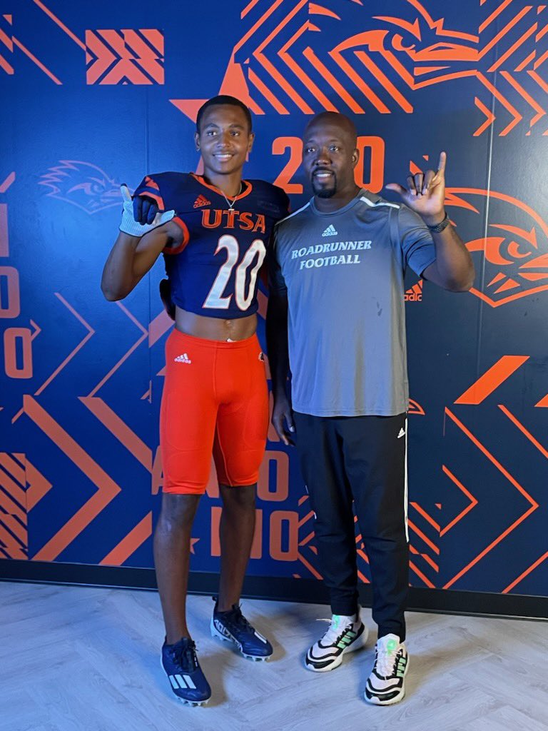 LarryBentonIII's tweet photo. Thank you @UTSAFTBL for the great visit today. I really appreciated the great hospitality and getting to see the campus! @CoachJP3 @CoachTraylor @STHFootball https://t.co/eDhZaXVwWW