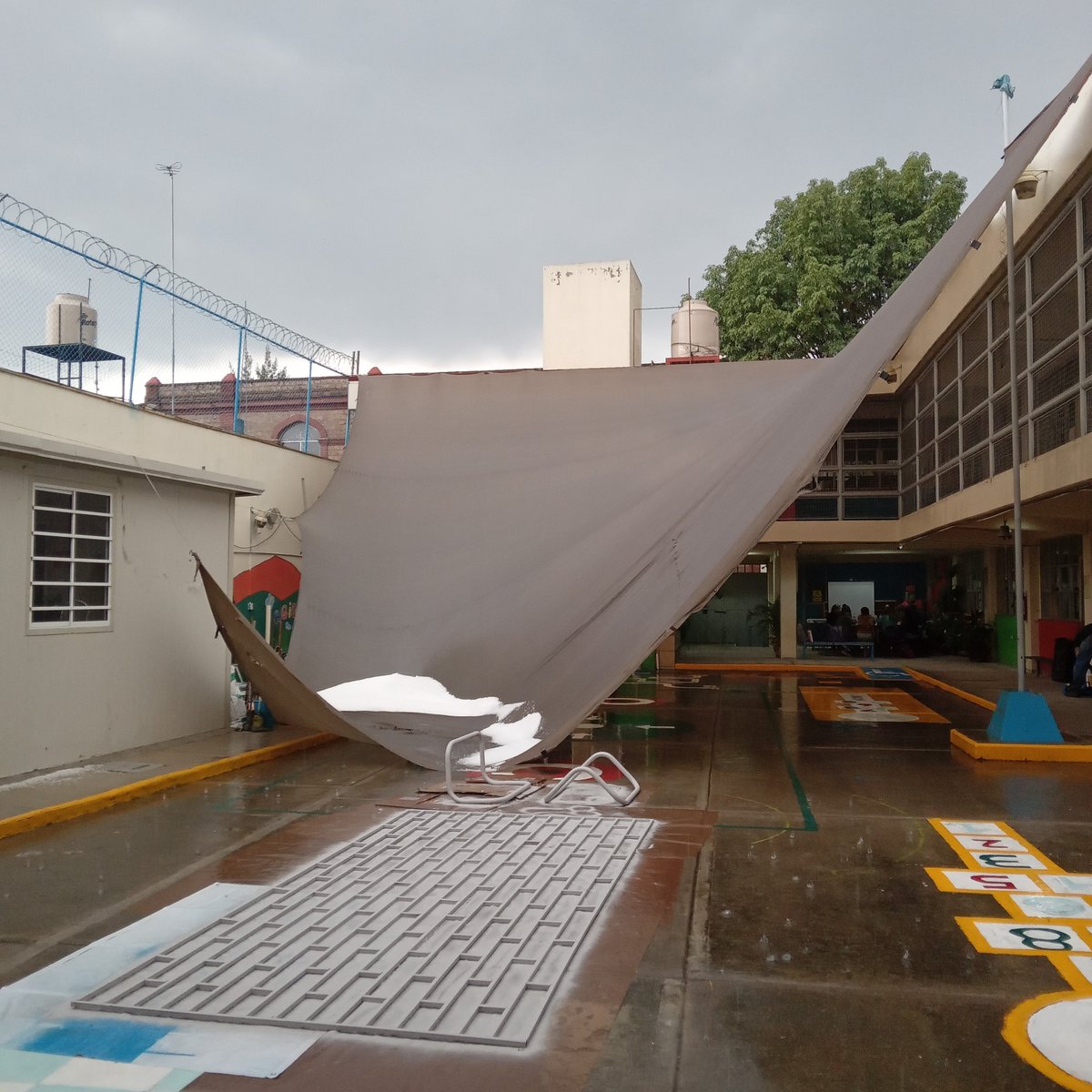 Bapsy82's tweet photo. @alfagonzalezm Ayuda por favor el Jardín de Niños República de Argentina se quedó sin malla solar por las inclemencias del clima. Solicitamos su apoyo. Necesitamos un domo digno de nuestros preescolares... ayuda por favor!!!!!!!!!!!!! https://t.co/bn1zmx3Pze