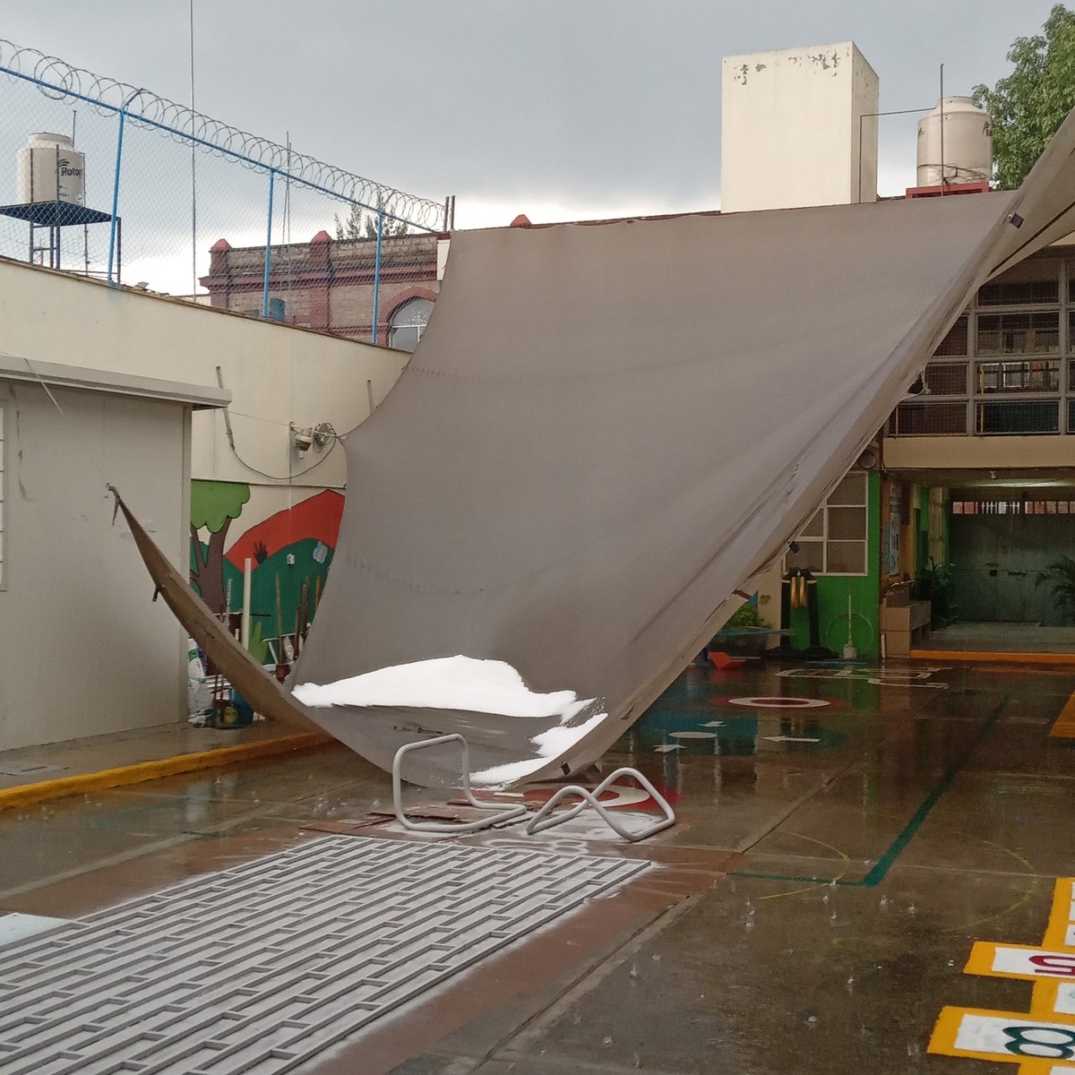 Bapsy82's tweet photo. @alfagonzalezm Ayuda por favor el Jardín de Niños República de Argentina se quedó sin malla solar por las inclemencias del clima. Solicitamos su apoyo. Necesitamos un domo digno de nuestros preescolares... ayuda por favor!!!!!!!!!!!!! https://t.co/bn1zmx3Pze
