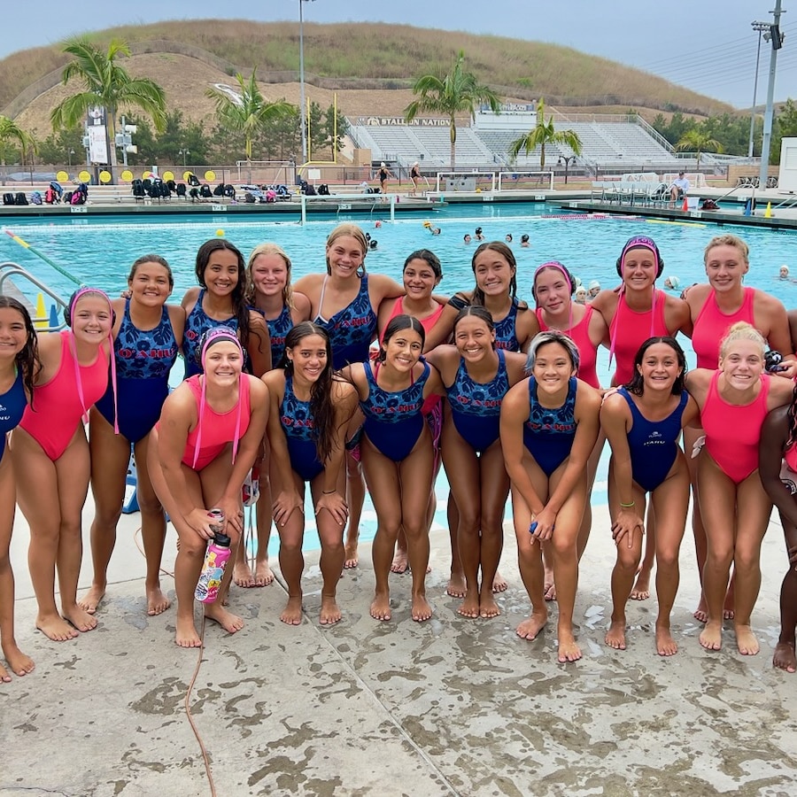 SloverMomx4's tweet photo. VP Glow and Oahu Kai 16u.  Miles is away, but the girls look forward to playing together (2yrs? &amp; counting). Great, friendly, fair competition. #WaterPoloTough @USAWP https://t.co/6XkzVv4MYZ