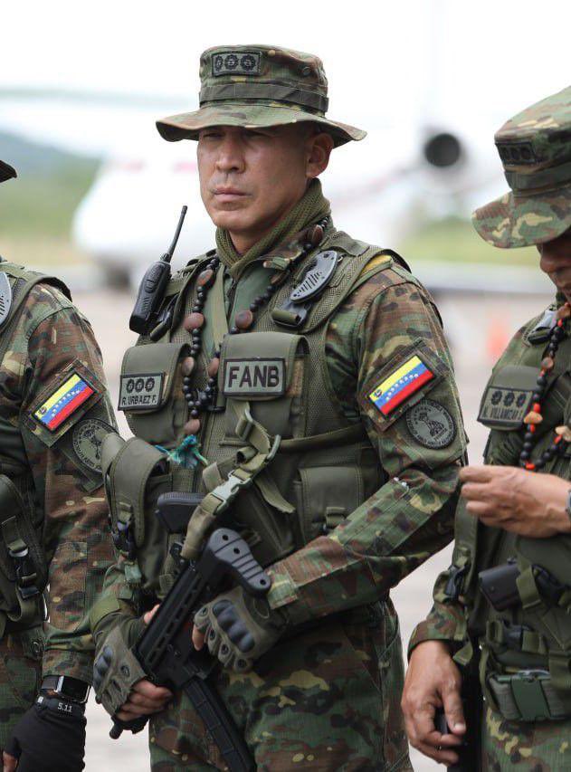 Felicito al cadete de siempre MG Renier Urbaez Fermín, vencedor del Catatumbo y Paraguaná, donde demostró su alto espíritu combativo, al desmantelar con sus unidades URRA, dieciocho (18) campamentos TANCOL, inutilizar sesenta (60) pistas clandestinas, incautar más de veinte mil