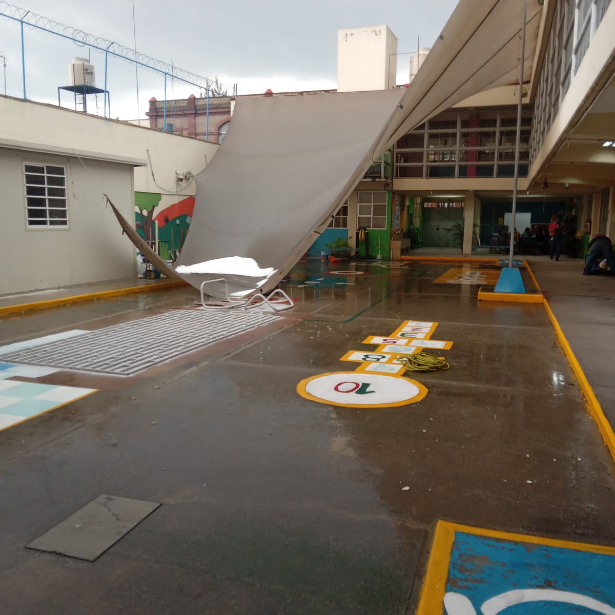 Bapsy82's tweet photo. @Claudiashein 
Doctora el Jardín de Niños República de Argentina Tlalpan pode su apoyo. Con las inclemencias del tiempo nos quedamos sin malla solar. Ayúdenos a tener un domo digno de nuestros preescolares por favor https://t.co/zOhFMe9162