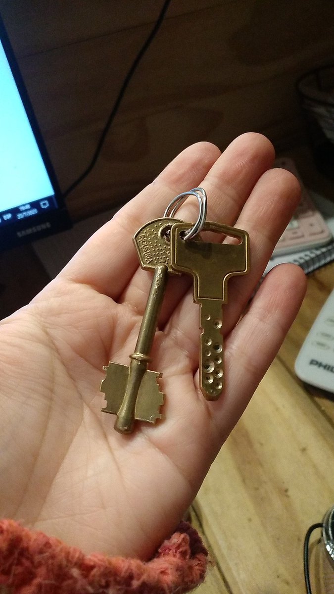 Matty_benavides's tweet photo. Se encontraron unas llaves en calle España y Montevideo, cualquier cosa pueden enviarle a @AntoRoman19 https://t.co/ovjq3Apf5w