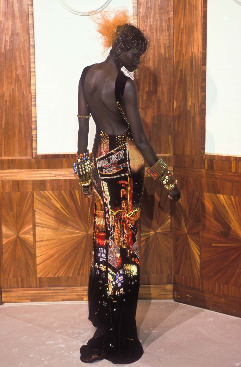 thesoftestaura's tweet photo. alek wek for jean paul gaultier fall 2000 haute couture https://t.co/HAKUrXgDhL