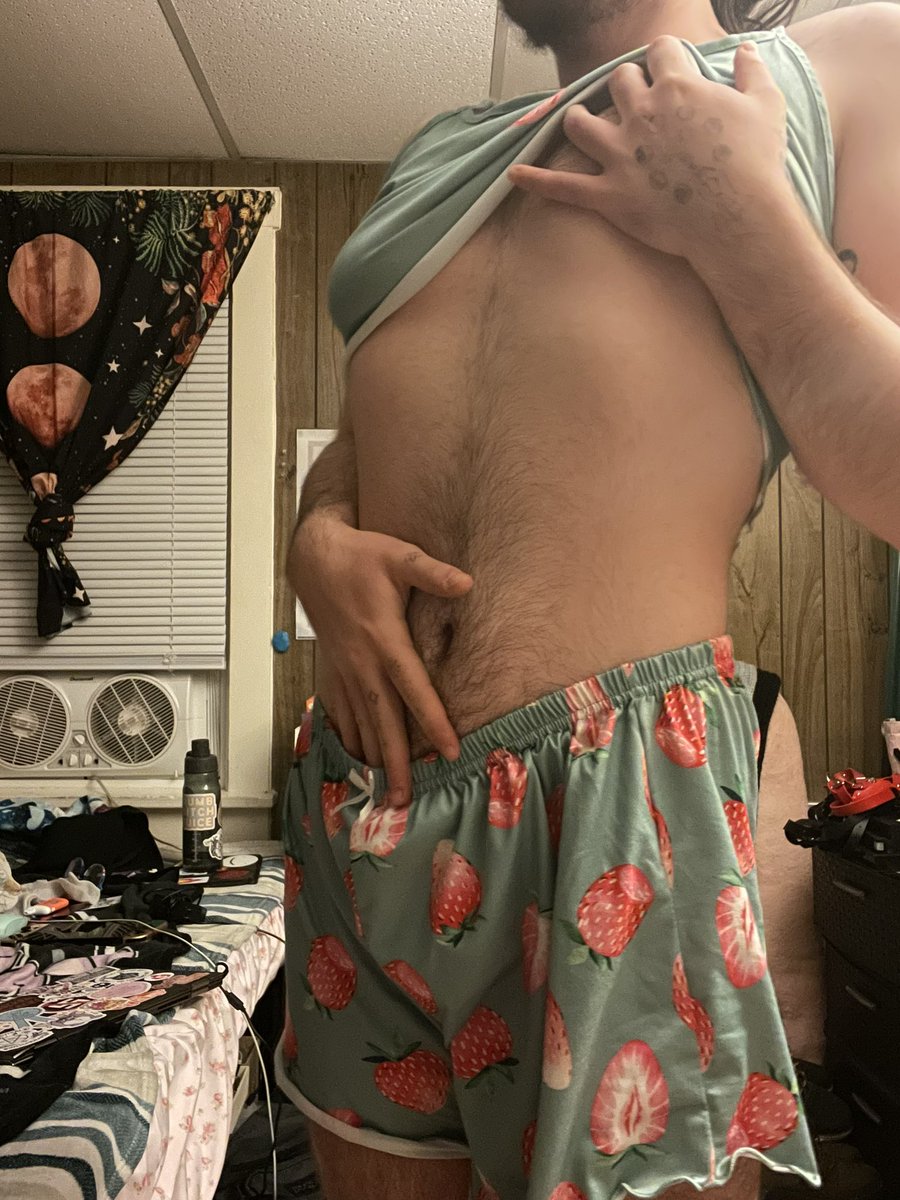 ccandycinnamon's tweet photo. 🍓 do you like my new comfy pjs ? 😳 https://t.co/WmEpJUplBB