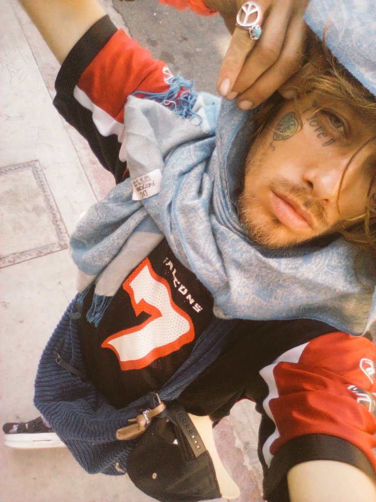 Jittermeme's tweet photo. Help me @elonmusk I am Michael Jackson's son, jed rose, I invested with your company when I was young amongst other things and have alot of equity many places, nobody is answering my calls or texts and I am stranded in LA California on sunset Blvd, help me @ABC @JanetJackson @VP https://t.co/FB2hiHLoUD