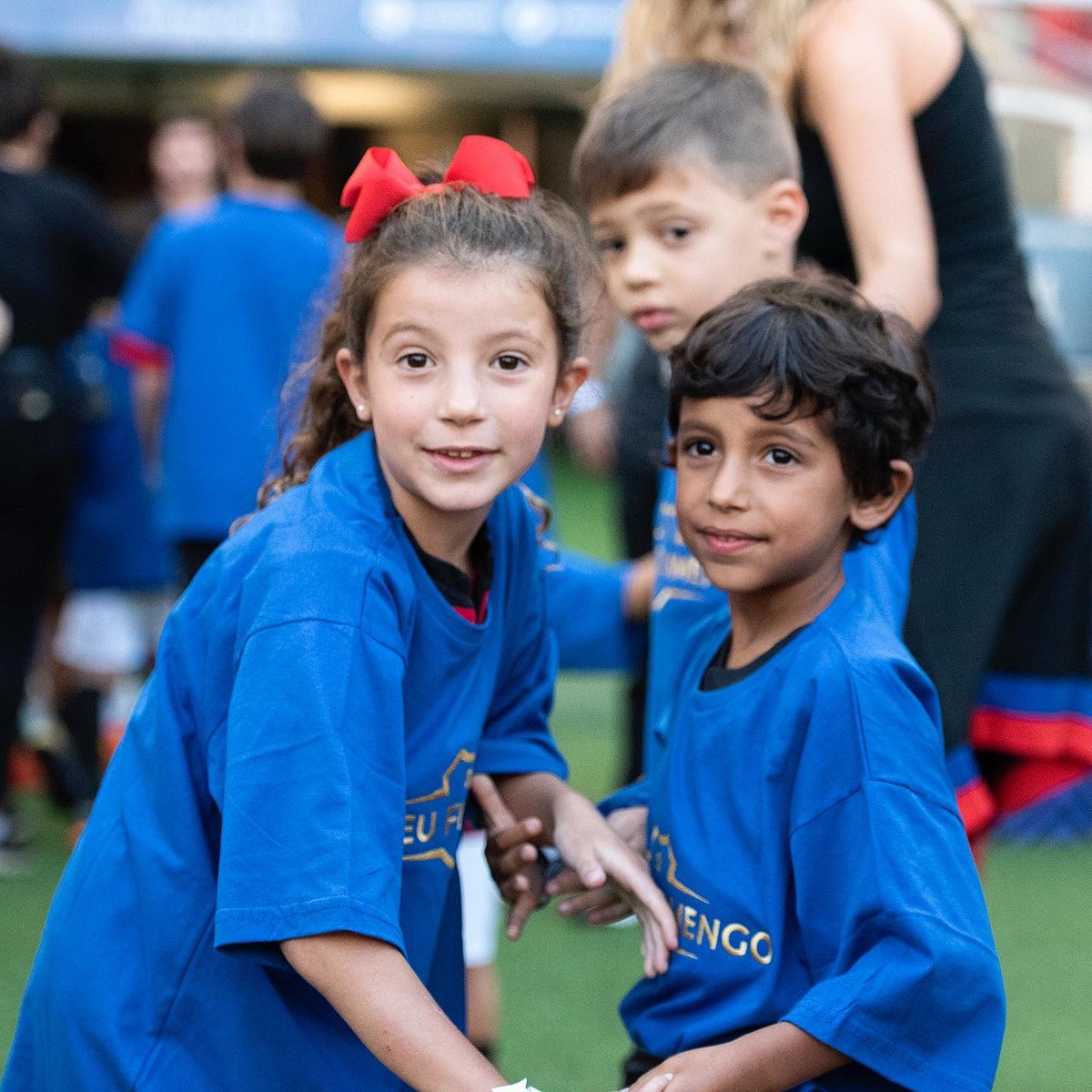delmirojunior's tweet photo. Registrando as crianças em campo com os jogadores do @Flamengo 

Tenho de vários jogos no RJ principalmente no @maracana 

📷 @delmirojunior 

#Flamengo #Maracanã #Futebol https://t.co/3hUez7nXth