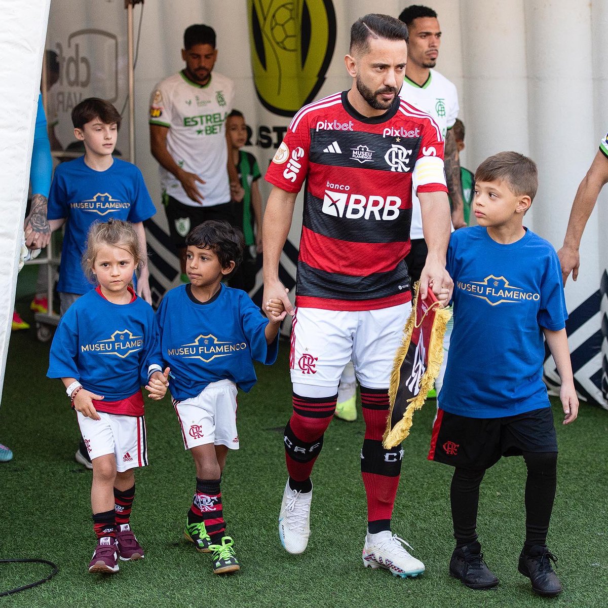 delmirojunior's tweet photo. Registrando as crianças em campo com os jogadores do @Flamengo 

Tenho de vários jogos no RJ principalmente no @maracana 

📷 @delmirojunior 

#Flamengo #Maracanã #Futebol https://t.co/3hUez7nXth