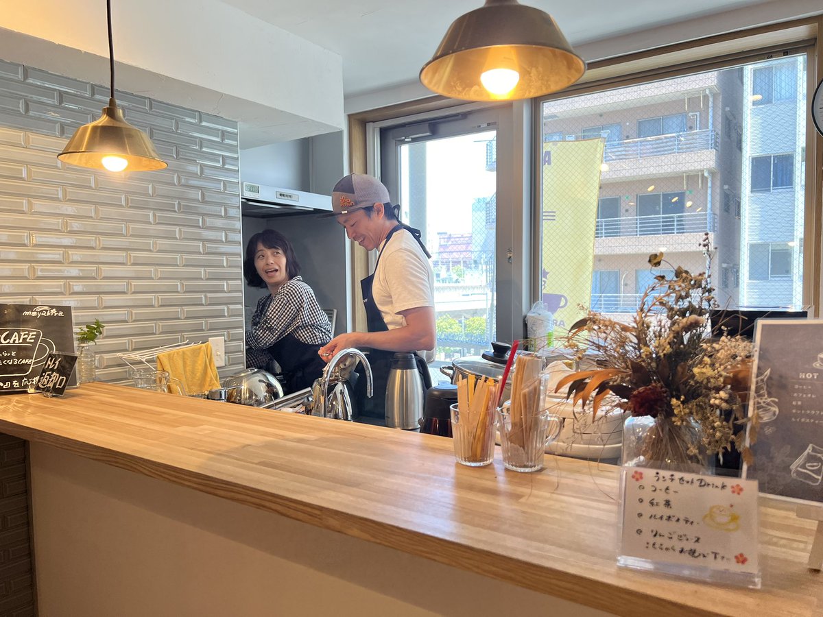 本日のモヤキラCAFE
曜日店長は
初出勤のこうた店長

モヤキラCAFE初の
お蕎麦メニューです！

十割そばを使った
『和風キノコのつけ蕎麦』限定12食
単品 1000円
ドリンク付 1250円

大盛り1.5倍は
＋300で😊

お待ちしております