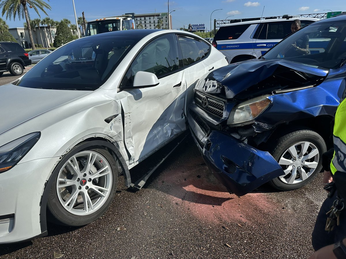 ipxrry's tweet photo. @EmmetPeppers I was t boned as well a few weeks ago in a model
Y. I was hit on drivers door and was able to walk out with relatively no damage! That car gave its life for me and took the hit like a champ! #safetesla https://t.co/00Y26YoMxb
