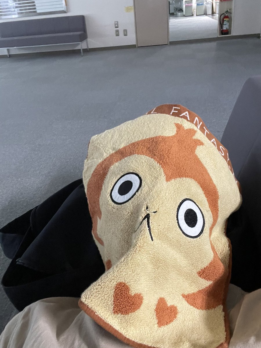 Chobo_1128's tweet photo. 研修の集合時間より早く着きすぎて
周りに何も無く時間つぶしも出来ないし
ラウンジで寝っ転がってる https://t.co/8fftNOYHz7