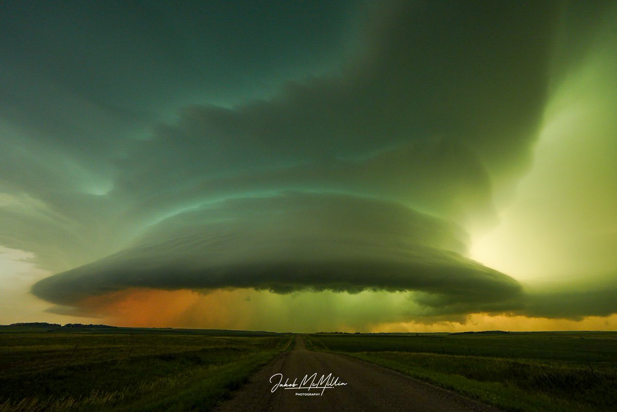 Incredible structure on the tornado-warned supercell approaching Wessington Springs, SD. No edits to color were made only exposure. #sdwx