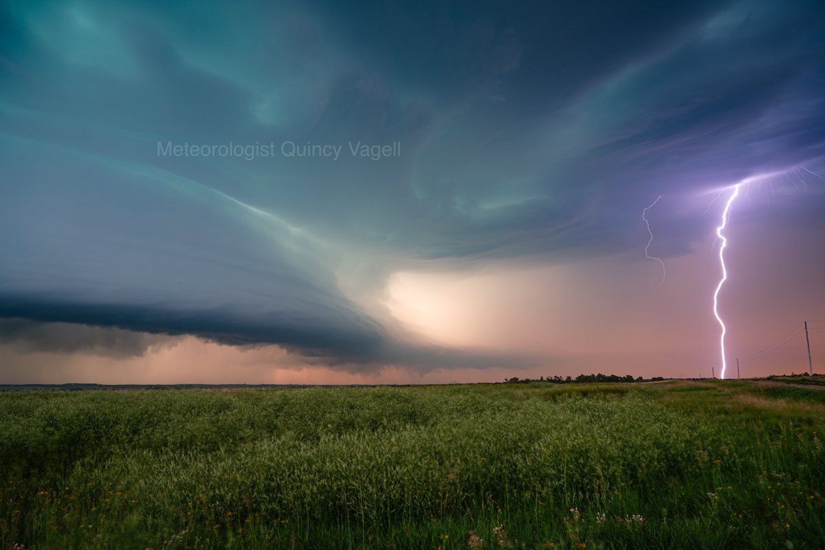 Tornado warned supercell. Wessington Springs, SD, 8:57 p.m. #sdwx @NWSAberdeen @NWSSiouxFalls