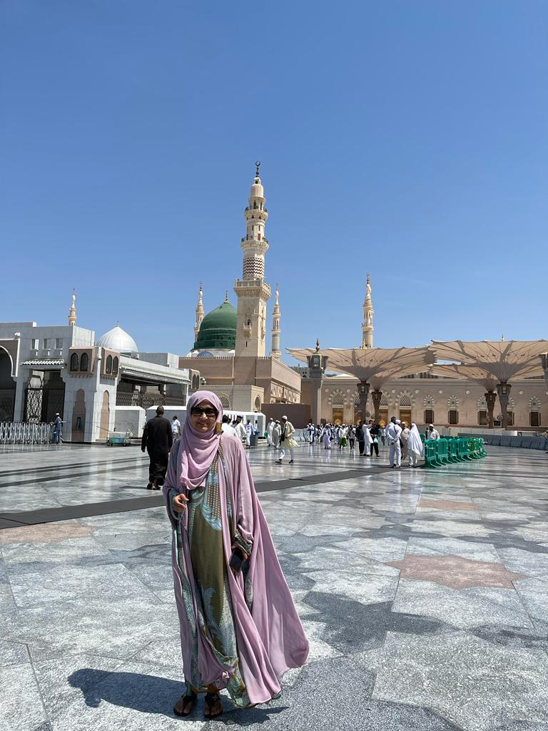 FowziaSiddiqui's tweet photo. Medina, how miraculously I got here, I pray for #Aafia 
For All of you. #ILoveMedina 
@Aafiamovement @FowziaSiddiqui @Teamaafia1 
May Allah accept our Duas 
And give us the courage and wisdom to help #FreeAafia 
#Justice #peace https://t.co/79ysTLYZT2