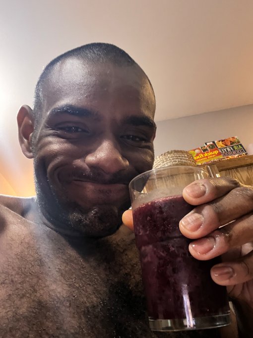 Been laying low but we still here! Is twitter actually dying? Lol I&rsquo;ve been drinking blueberry smoothies<a href="/tag/mvsales"class="tags"><span>#mvsales</span></a>