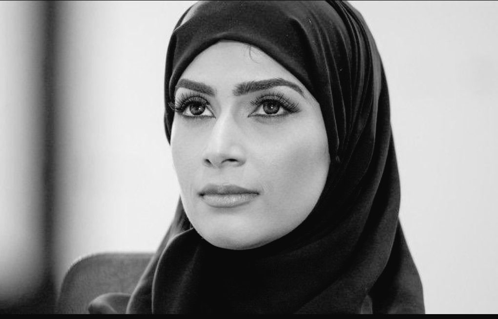 HajerPage's tweet photo. الشاعرة العمانية الخلوقة  #هلالة_الحمداني في ذمة الله ..
ليست حديثة عهدٍ بمثلِ هذه الجلطات فقد تعرضت قبل ذلك ونجت كما اخبرتني بنفسها، ولكنها المشيئة والقدر أن ترحل تاركة أطفالًا في عمر الزهر وأثرها الطيب .
هذه الدنيا دار عبور ، فيا رب ارحمها وارحمنا حين نفد إلى رحماتك وعفوك . https://t.co/AWsWYADHBP