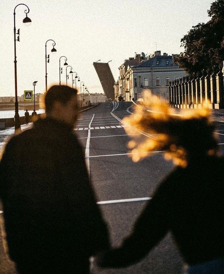 Bir şehrin uzak semtleri gibi gözlerin 
Üzgün, kara, ayaklanmaya hazır