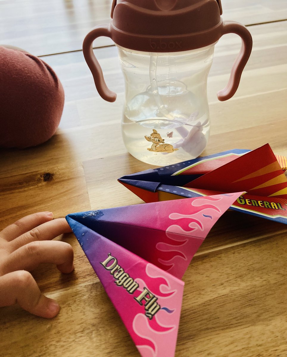 uumi815's tweet image. 今日は紙飛行機を折って、飛ばして✈️
娘とじーーっくり過ごします👶✨

#紙ヒコーキ
#子育てあるある
#WindyRoad