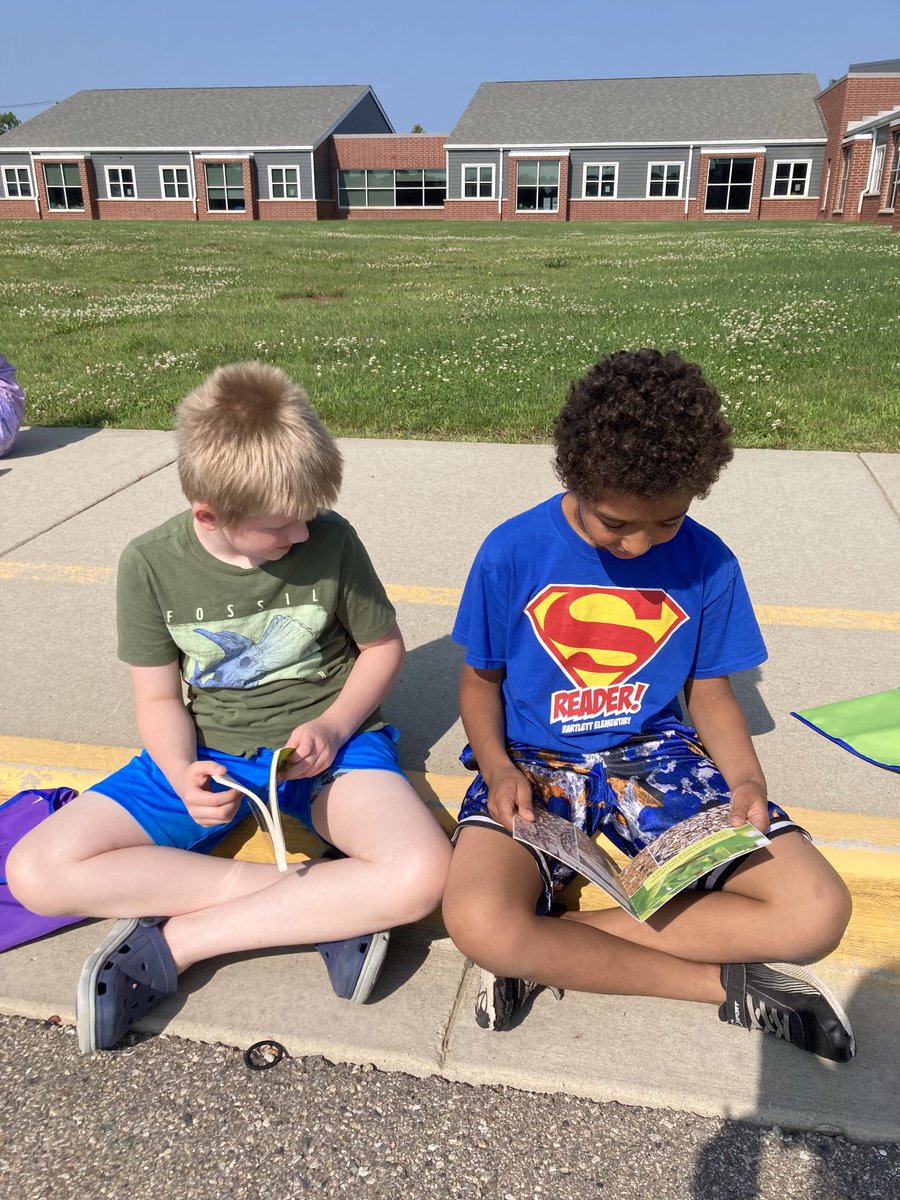 4th graders having fun reading with a buddy at Jump Start!